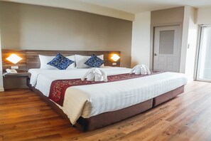 Deluxe King | Desk, rollaway beds, bed sheets - Eastiny Inn Hotel (Pattaya)