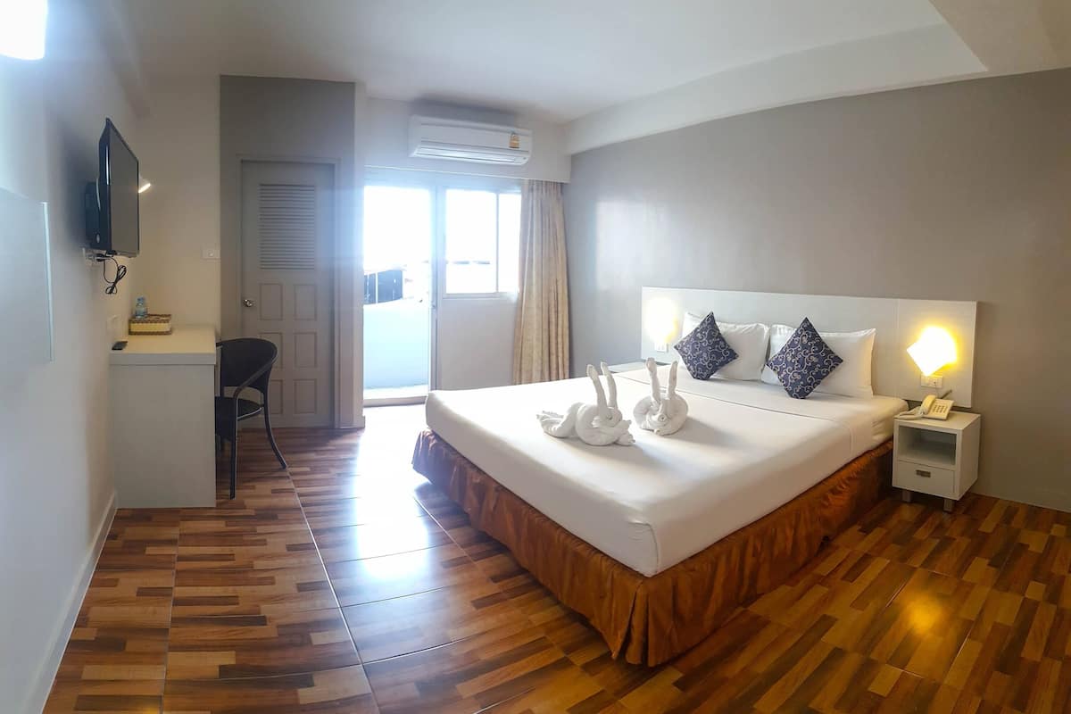 Superior Double Room | Meja, katil lipat simpan/tambahan, cadar katil