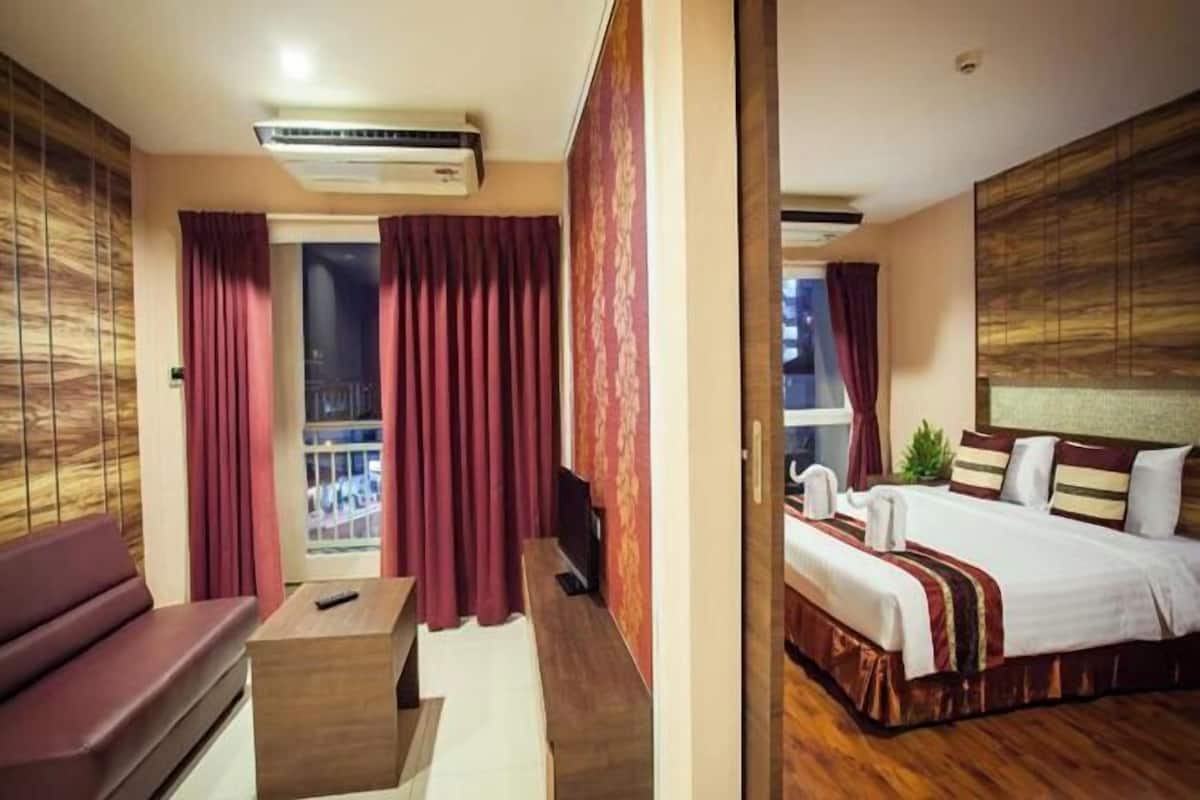 In-room safe, desk, WiFi (free), bed sheets