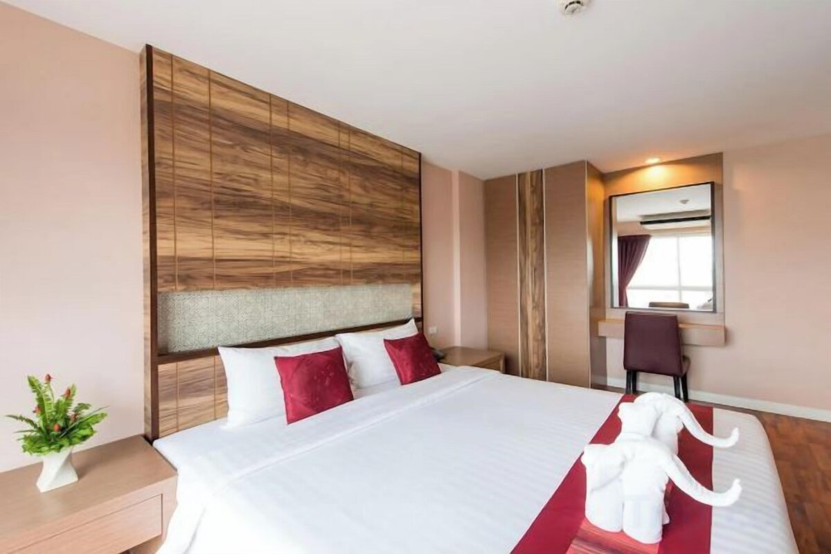 In-room safe, desk, WiFi (free), bed sheets