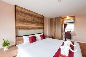 Junior Suite | In-room safe, desk, free WiFi, bed sheets - Eastiny Resort & Spa (Pattaya)