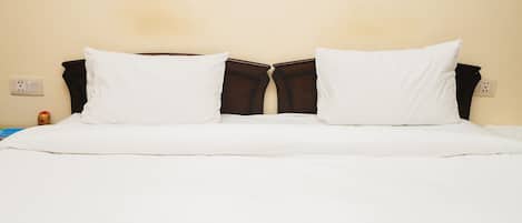 Quarto casal superior | Escrivaninha, roupa de cama