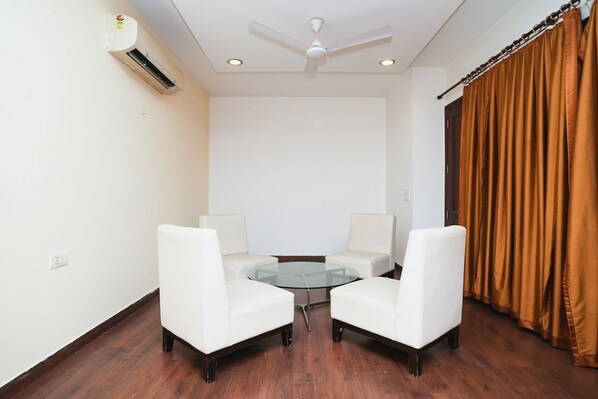 Superior Double Room | In-room dining - Home 92 (Noida)