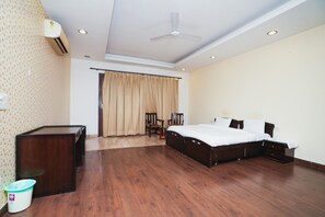 Superior Double Room | Desk, bed sheets - Home 92 (Noida)