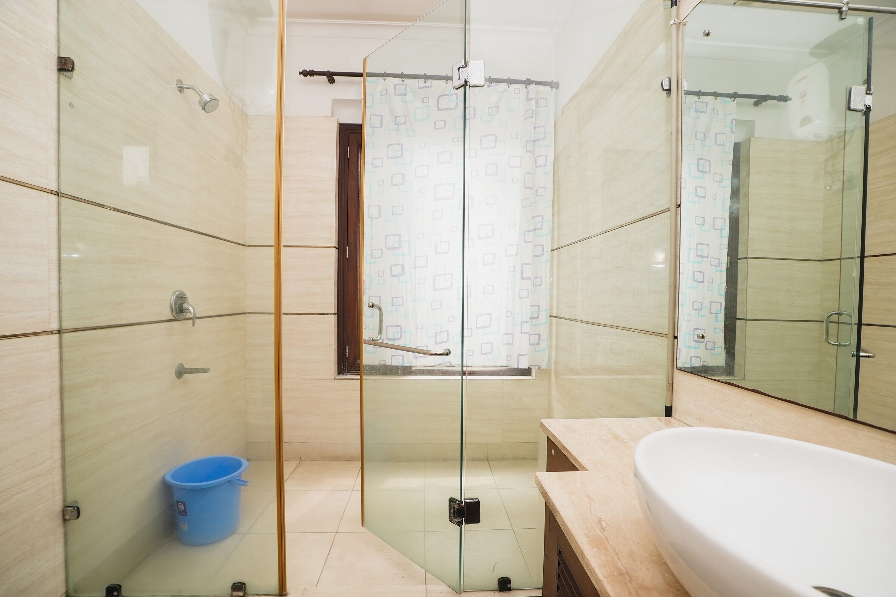 Habitación doble superior | Baño | Ducha, cabezal de ducha tipo lluvia y toallas