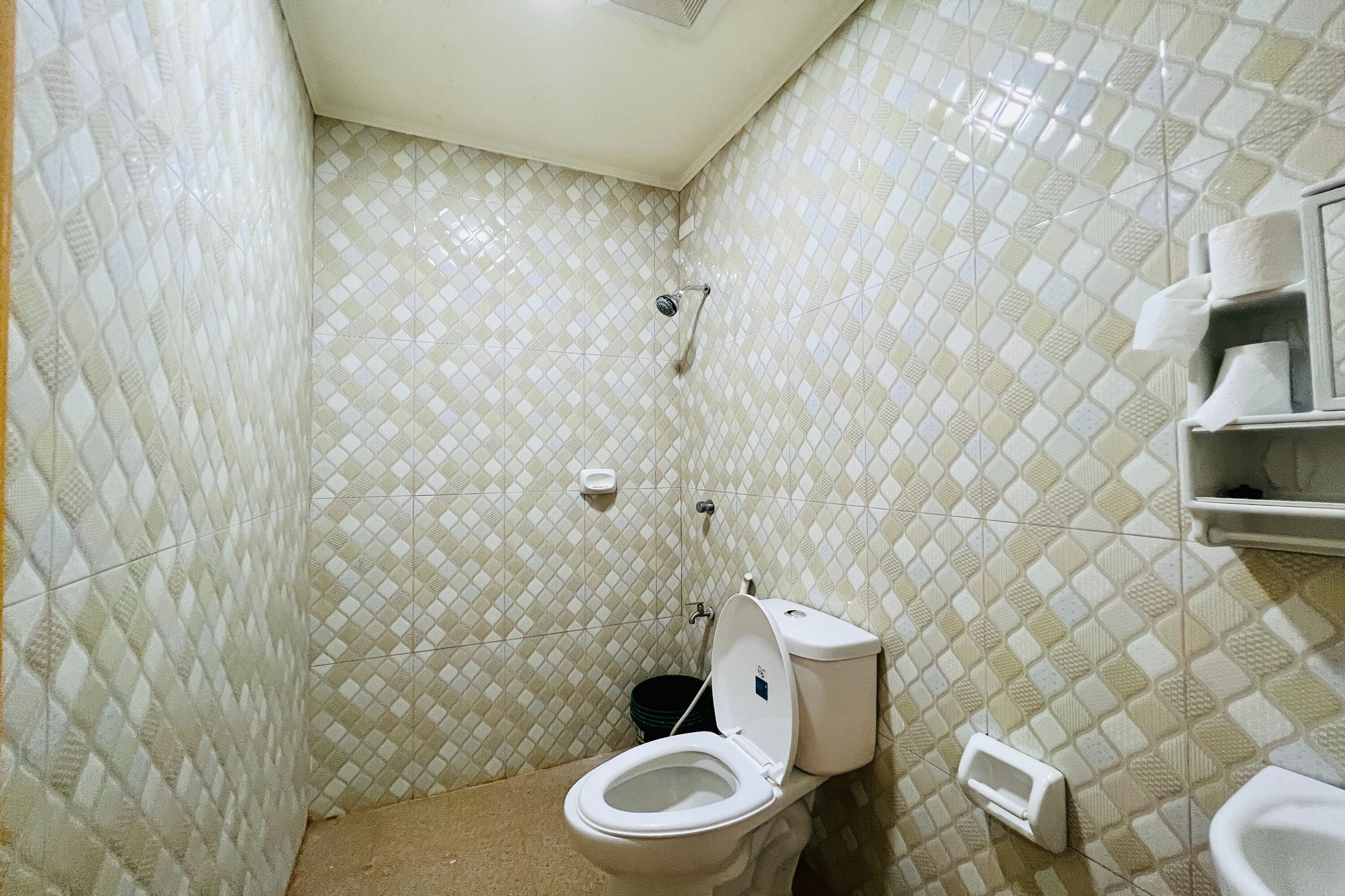 Un baño pequeño con inodoro, bidé y lavamanos.