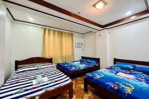 Quarto família | Escrivaninha, Wi-Fi de cortesia, roupa de cama