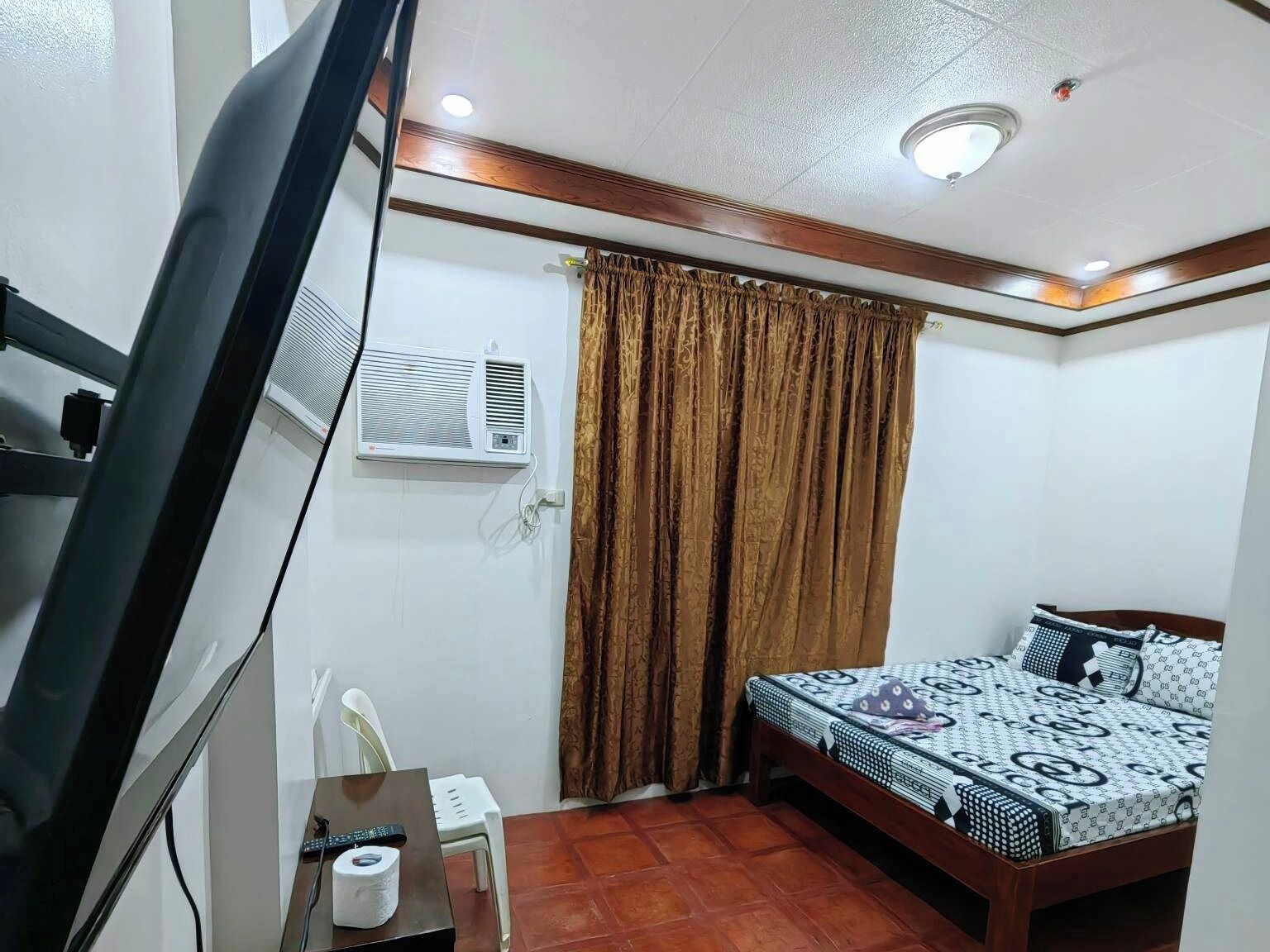 Desk, WiFi (free), bed sheets