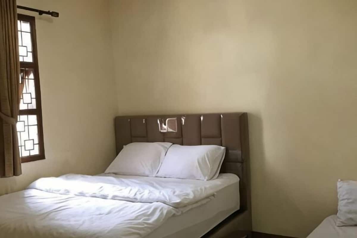 Desk, free WiFi, bed sheets