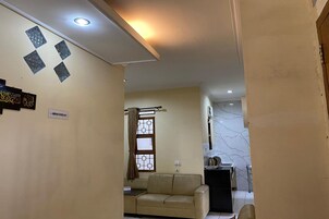 Escritorio, wifi gratis y ropa de cama 
