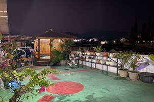 Escritorio, wifi gratis y ropa de cama 