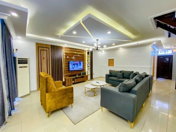 Living area - Deluxe Apartment (Lagos)