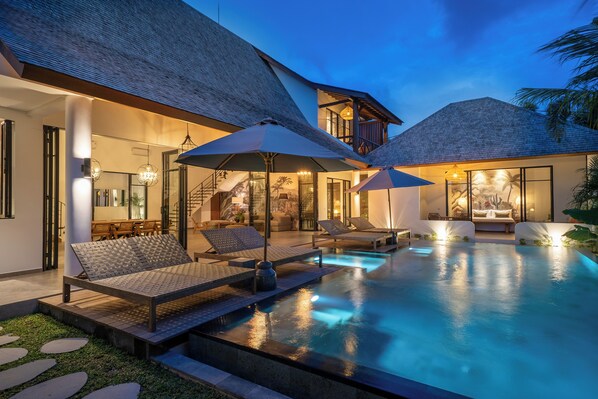 Outdoor pool, pool umbrellas, pool loungers - Villa Nusantara 5 by Alfred in Bali (Canggu)