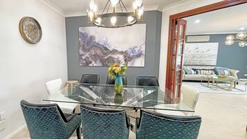 Nhà Grand | Khu vực ăn uống tại phòng