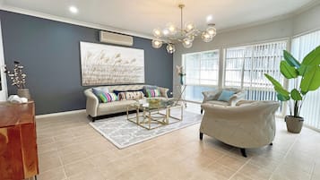 Nhà Grand | Phòng khách | TV 65-inch có truyền hình cáp