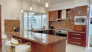 Nhà Grand | Bếp riêng | Tủ lạnh, lò vi sóng, lò nướng, máy rửa bát