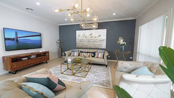 Nhà Grand | Phòng khách | TV 65-inch có truyền hình cáp