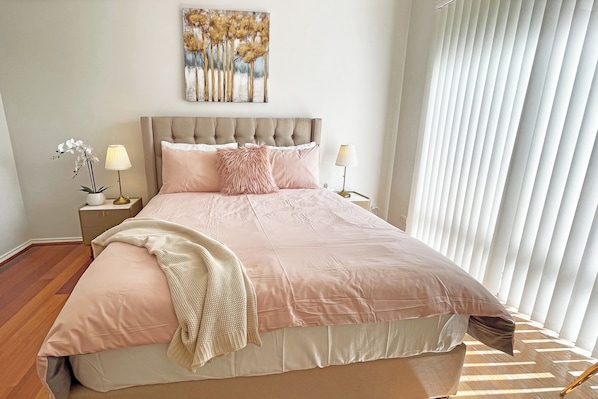 Hus Grand | 5 sovrum, duntäcken, Select Comfort-madrasser och skrivbord