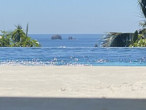 Sulla spiaggia, lettini da mare, teli da spiaggia
