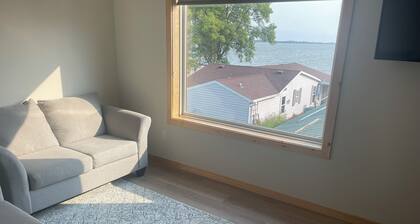 New lakeside apartment with covered parking