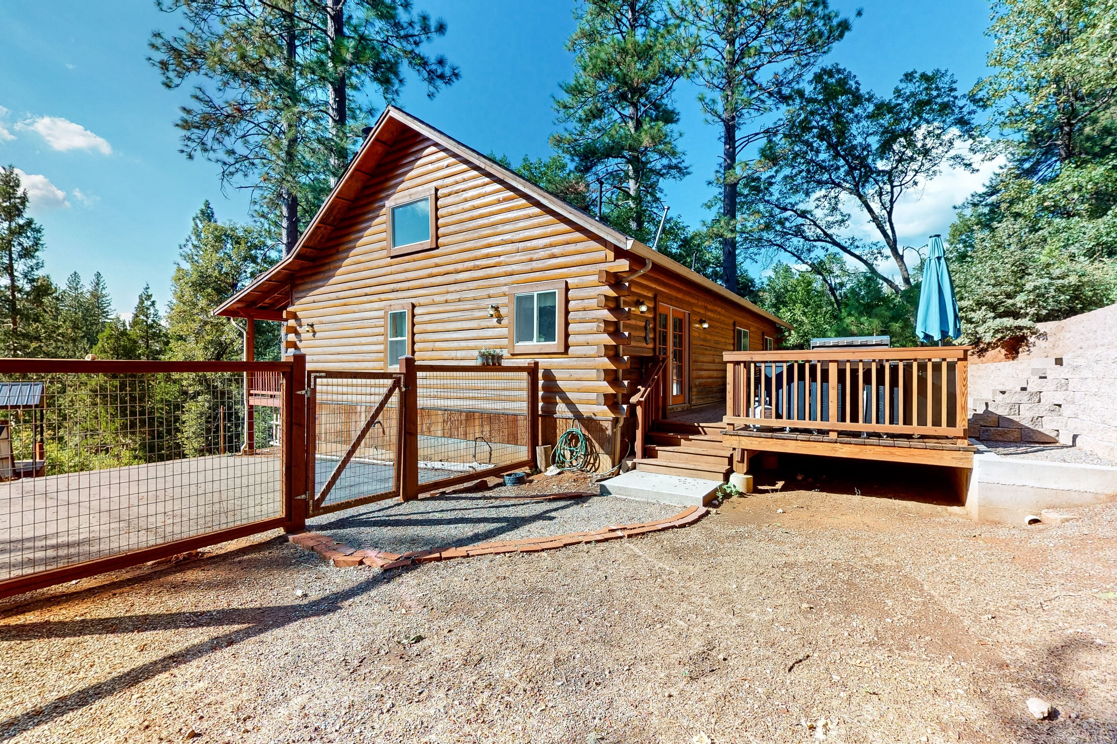 Dog-friendly woodland cabin with fireplace, 2 decks & great location