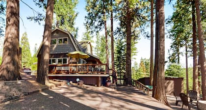 Fernwood | Vintage cabin in Shaver Lake with peek-a-boo mtn & lake views