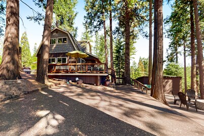 Fernwood | Vintage cabin in Shaver Lake with peek-a-boo mtn & lake views