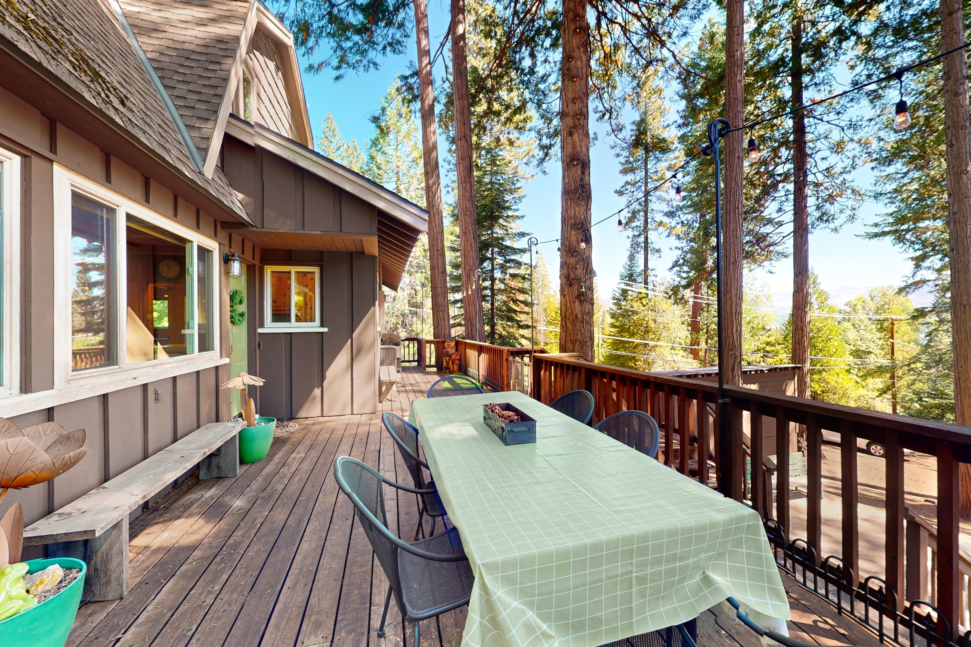 Fernwood | Vintage cabin in Shaver Lake with peek-a-boo mtn & lake views