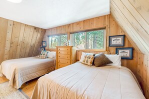 3 bedrooms, iron/ironing board, Internet, bed sheets - Fernwood | Vintage cabin in Shaver Lake with peek-a-boo mtn & lake views (Shaver Lake)