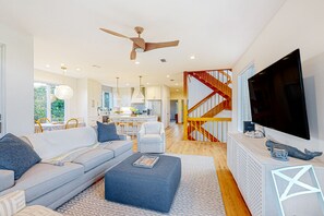 Fernseher, Tischtennisplatte, Bücher