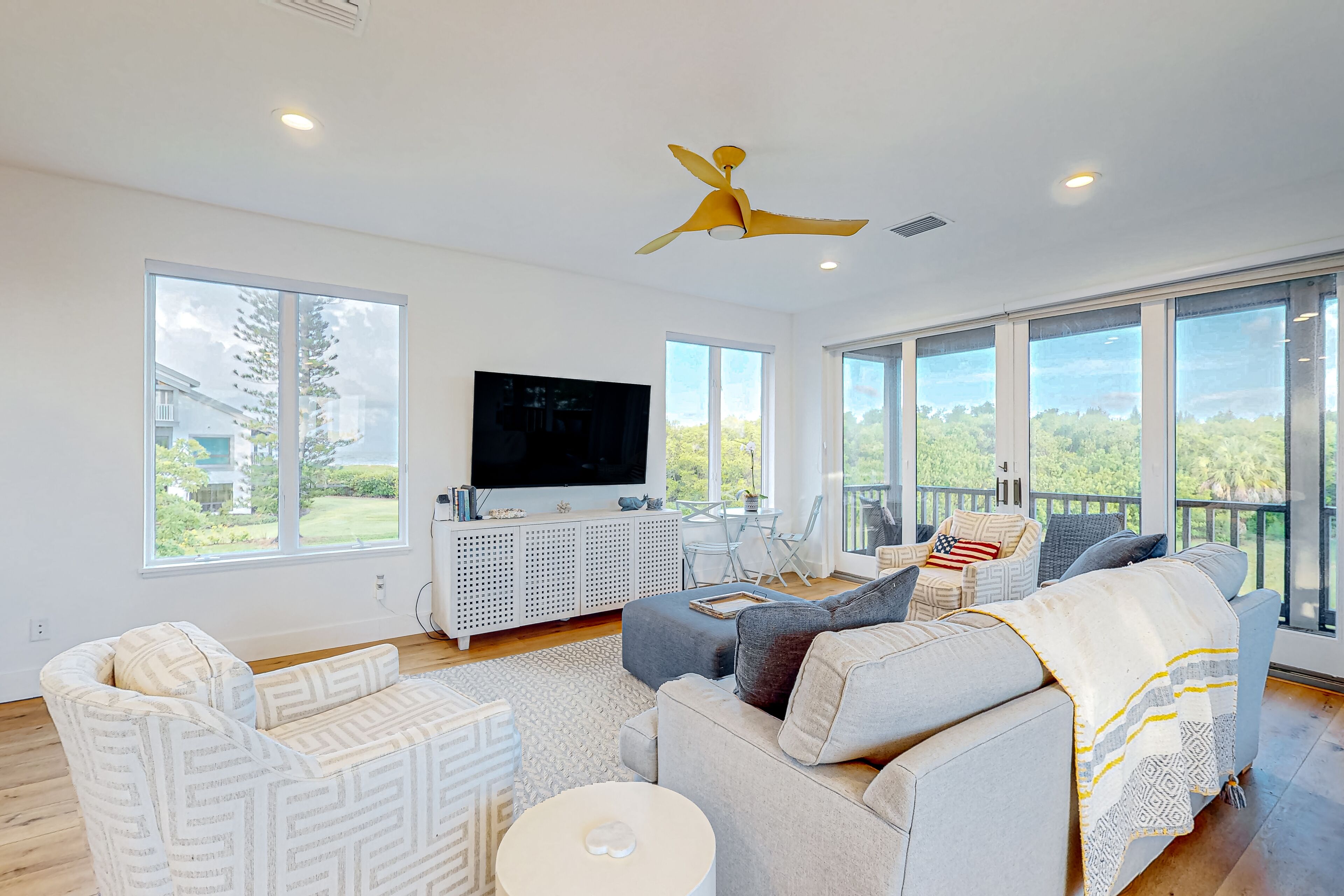 テレビ、卓球台、書庫