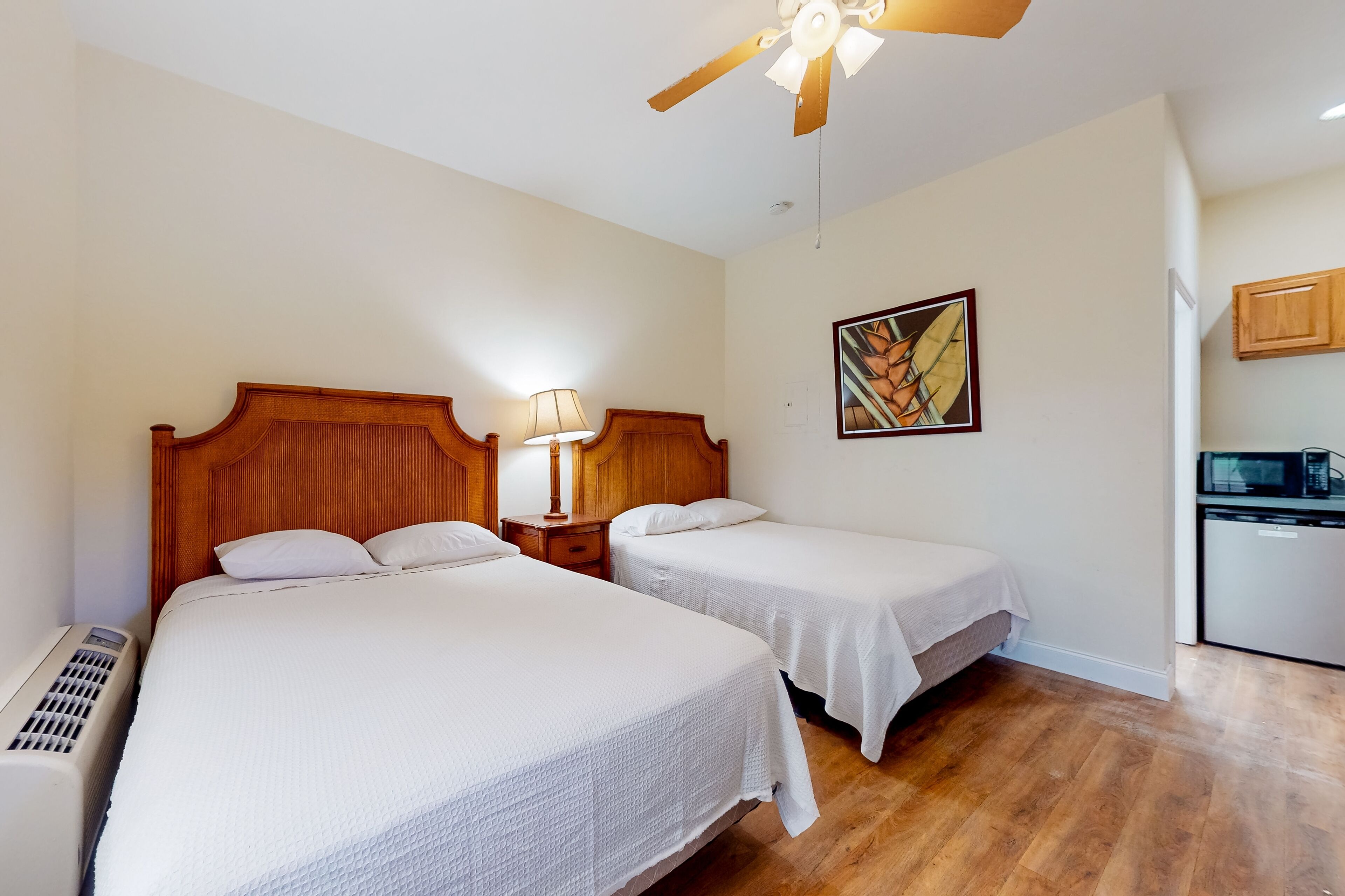 Beautiful hotel-style studio with pool, tennis court, game room, BBQ area, gym