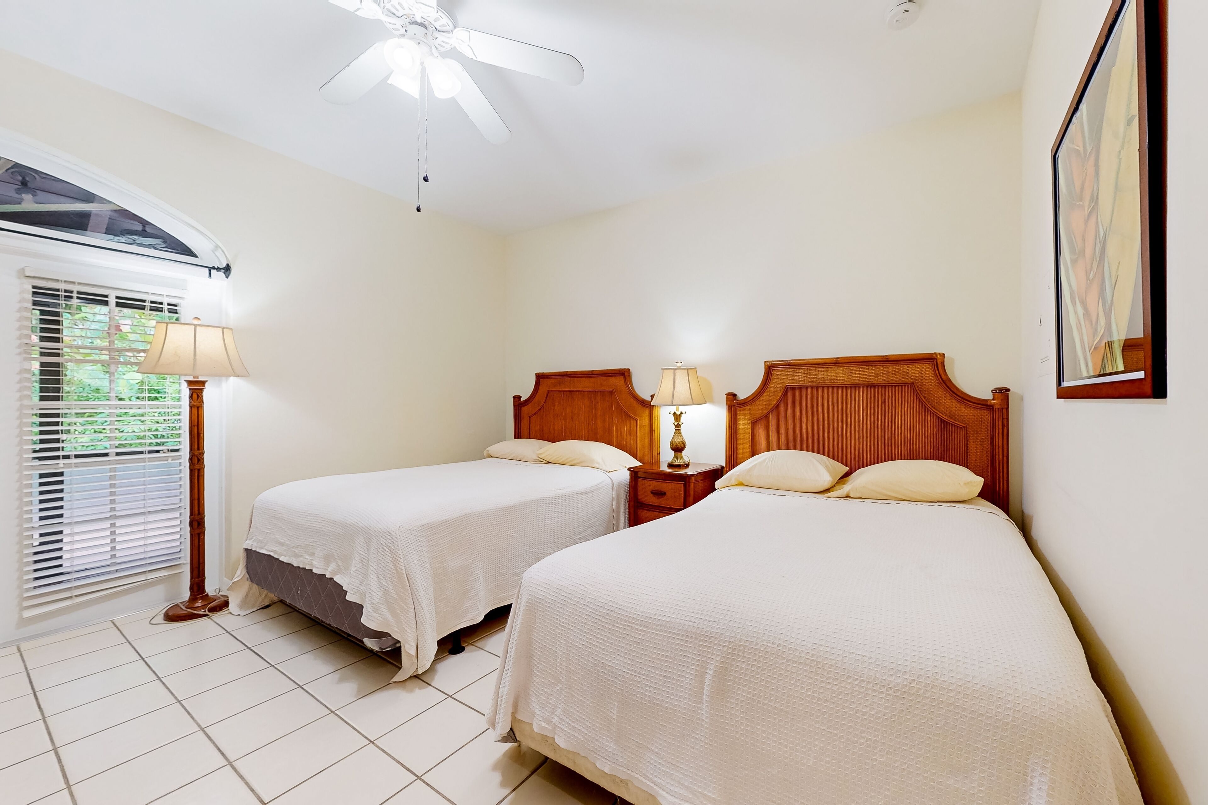 Inviting hotel-style studio with game room, pool, gym, sauna, tennis, basketball