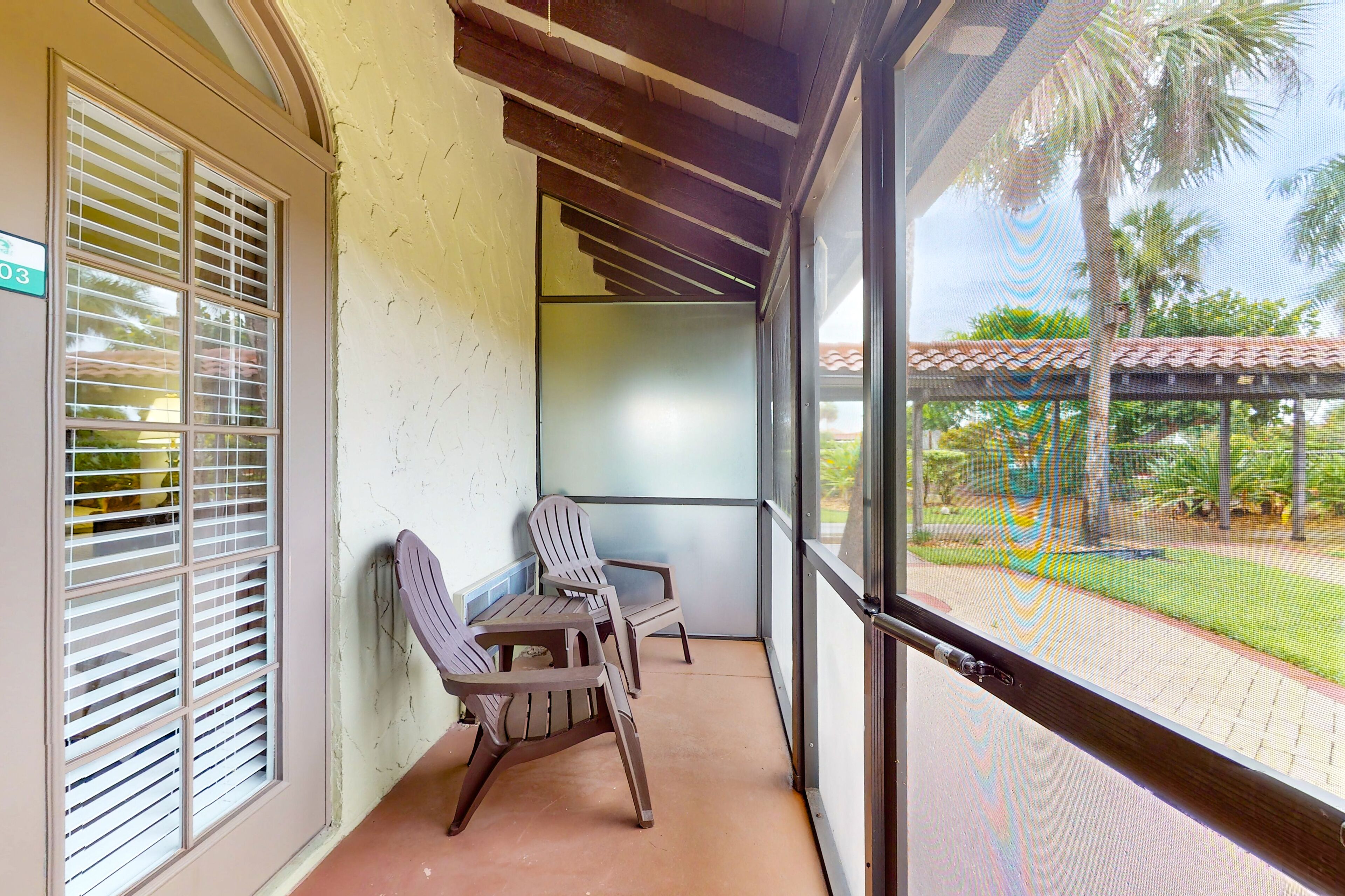 Well-appointed studio with pool, game room, marina, sauna, tennis, & kitchenette