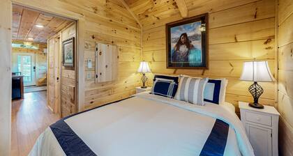 Scenic Cabin w/ Private Hot Tub, Amazing Views, & Covered Porch. Nearby Skiing
