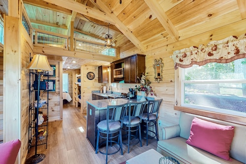 Scenic Cabin w/ Private Hot Tub, Amazing Views, & Covered Porch. Nearby Skiing