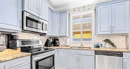 A Piece of Paradise | House in Naples with guest suite & enclosed yard