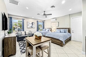 4 bedrooms, iron/ironing board, internet, bed sheets - A Piece of Paradise | House in Naples with guest suite & enclosed yard (Naples)