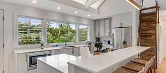 Breathtaking Anini home with guesthouse & steps away from beach