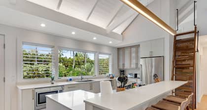 Breathtaking Anini home with guesthouse & steps away from beach