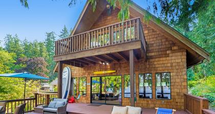 The Hayes Cabin In The Cove | Lakeside house in Olympia with beach access