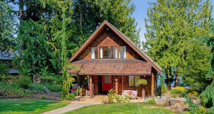 The Hayes Cabin In The Cove | Lakeside house in Olympia with beach access