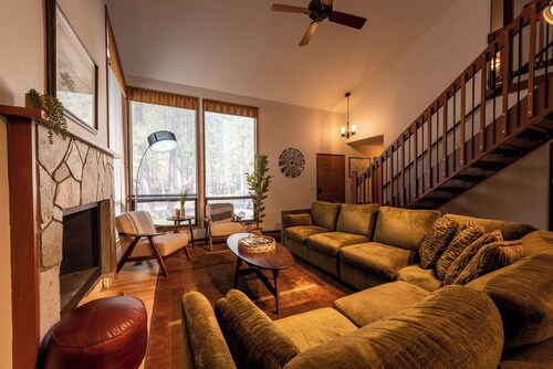 Walk to food/shops and SHARC, 10 Passes, A/C, King Beds, Pool Table