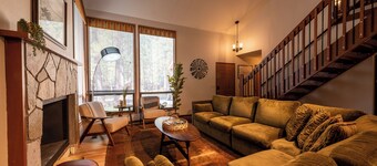 Walk to food/shops and SHARC, 10 Passes, A/C, King Beds, Pool Table