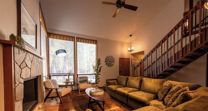 Walk to food/shops and SHARC, 10 Passes, A/C, King Beds, Pool Table