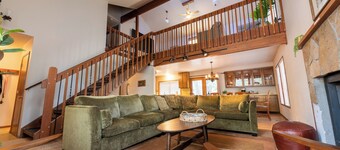 Walk to food/shops and SHARC, 10 Passes, A/C, King Beds, Pool Table