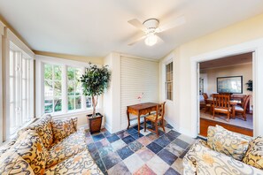 Fernseher, Kamin, Bücher