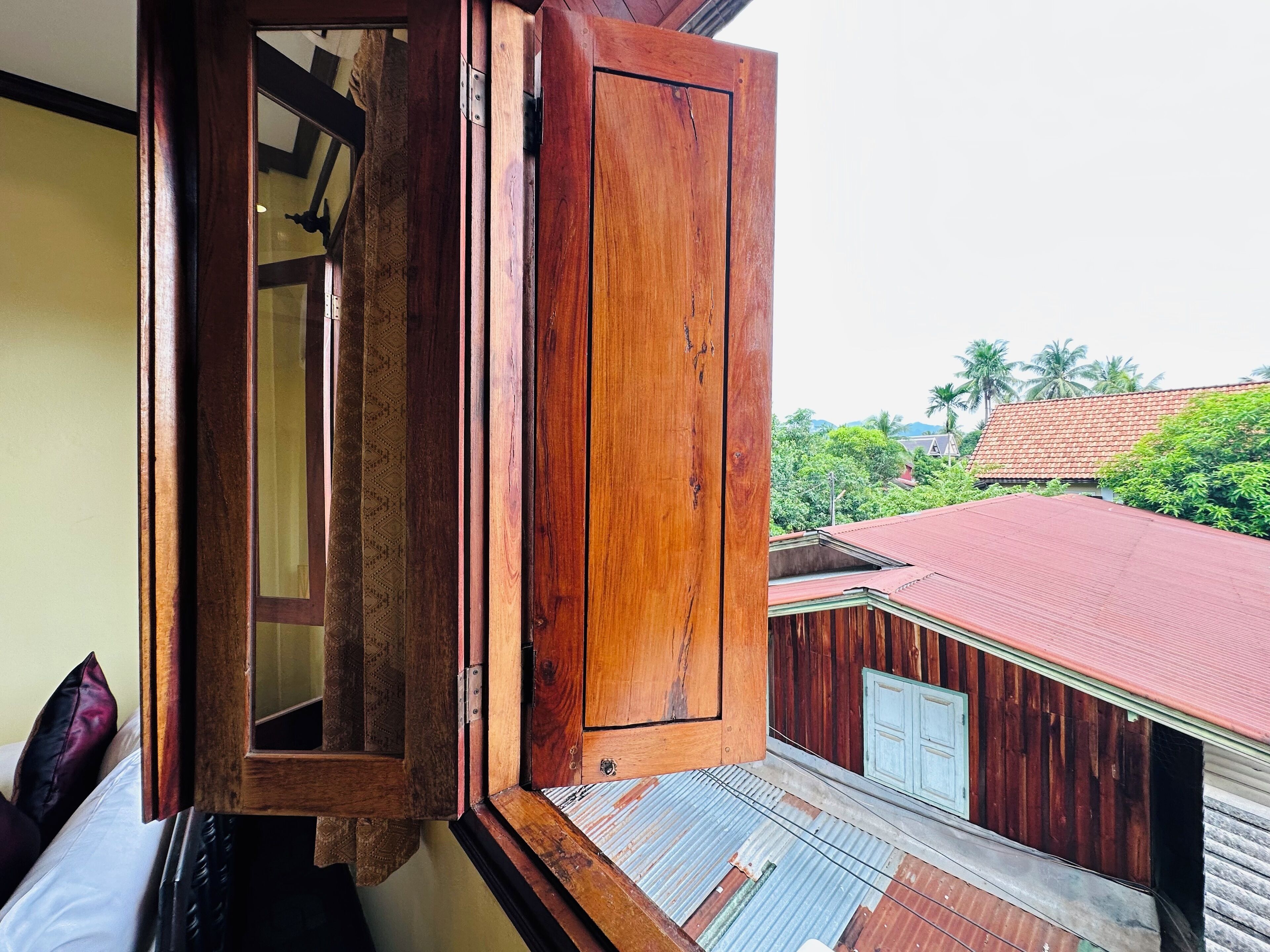 Egyptian cotton sheets, premium bedding, down duvets, free minibar items