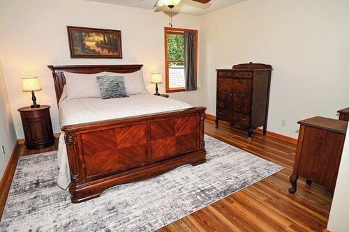 Mountain Lodge • New Hot Tub • Great Mountain Views • Firepit • Pet Friendly