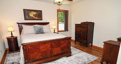 Mountain Lodge • New Hot Tub • Great Mountain Views • Firepit • Pet Friendly